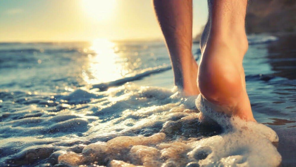 Barfuß am Strand - Erholung für die Füße