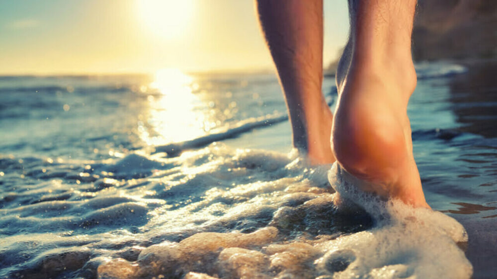 Barfuss am Strand laufen ist gesund