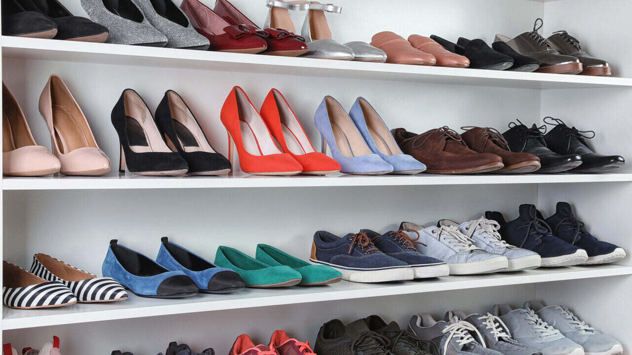 Gut sortiertes Schuhregal