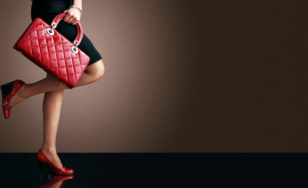 Handtasche und Schuhe kombinieren