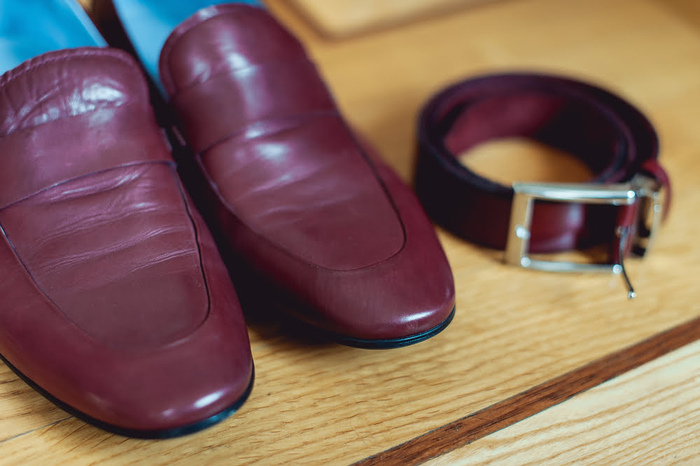 Rote Schuhe mit rotem Gürtel