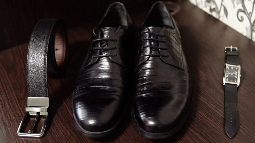 Schwarze Schuhe mit schwarzem Gürtel