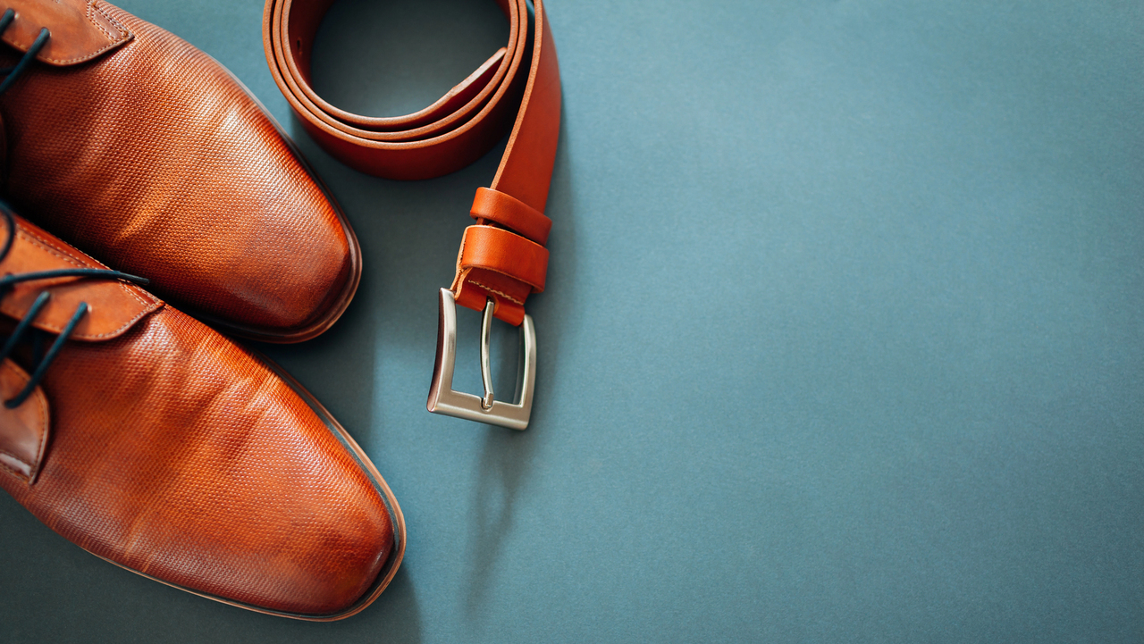 Schuhe und Gürtel aus einer Farbe